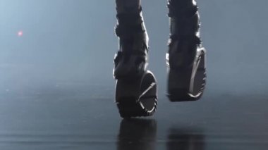 Yakın çekim bacaklar kangoo atlar ayakkabı atlama. Yavaş çekim