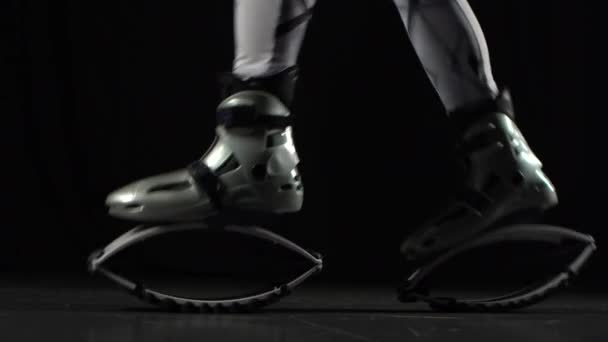 Benen doen oefeningen in Kangoo sprongen. Slow Motion. Close-up — Stockvideo