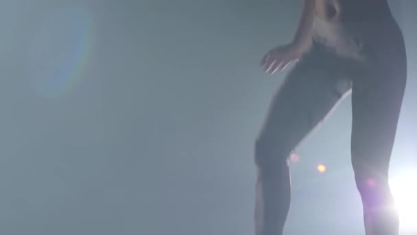 Primer plano en cámara lenta, piernas femeninas haciendo ejercicios en saltos de kangoo . — Vídeos de Stock