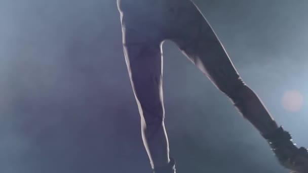 Starke Beine, die Übungen in Kangoo-Sprungschuhen machen. Zeitlupe in Nahaufnahme — Stockvideo