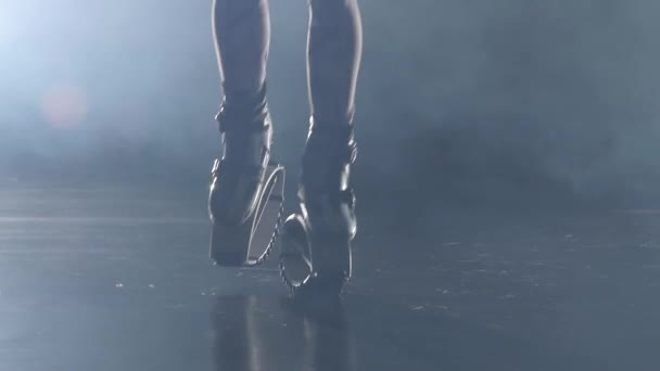 Close-up slow motion, benen doen oefeningen in Kangoo sprongen schoenen bij Haze — Stockvideo