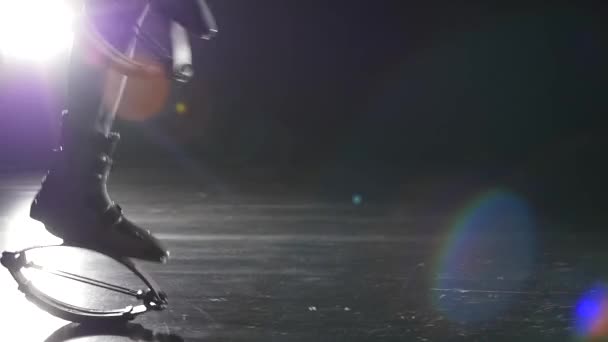Close-up Slow Motion van benen springen in Kangoo schoenen tegen Spotlight — Stockvideo