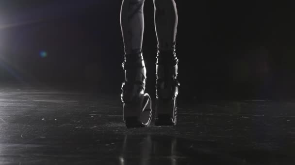 Kangoo는 검은 색 배경에서 신발을 점프합니다. 클로즈업 슬로우 모션 — 비디오