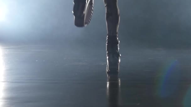 クローズアップカングーは、スタジオで靴をジャンプします。スローモーション — ストック動画