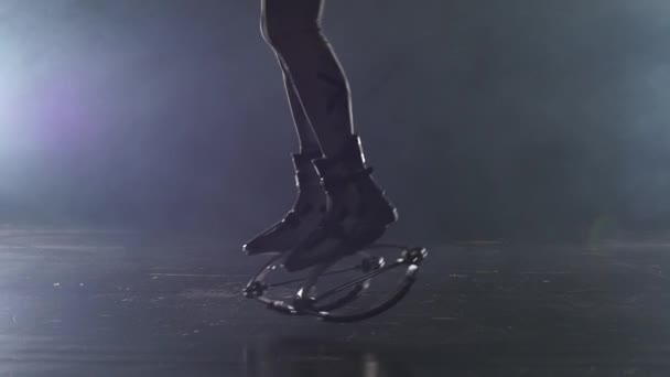 Close-up kangoo salta sapatos no estúdio com neblina. Movimento lento — Vídeo de Stock