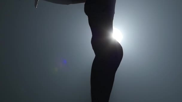 Zbliżenie powolny ruch, kobieta robi ćwiczenia w Kangoo skoki buty. — Wideo stockowe