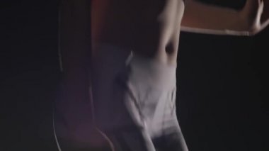 Yakın çekim yavaş hareket, dansçılar vücut kangoo atlar egzersizleri performans.