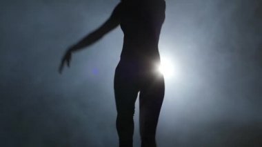 Yakın çekim yavaş çekim, kangoo dans siluet spot karşı atlar.