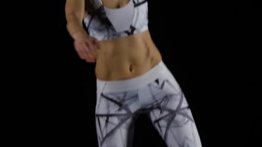 Tonlu kadın vücudu stüdyoda siyah arka plan karşı atlama. Yavaş çekim