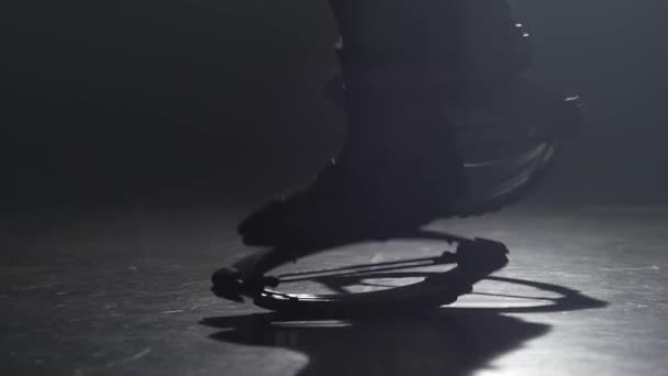 Крупный план Кангу прыгает с ботинок на черном фоне студии. Медленное движение — стоковое видео