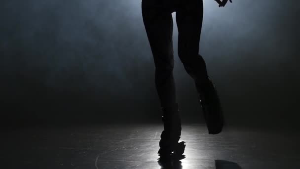 Close-up Slow Motion van benen in Kangoo sprongen schoenen bij Studio — Stockvideo