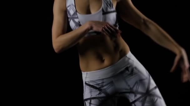 Närbild slow motion av sportswomans Body Dans i Kangoo hoppar. — Stockvideo