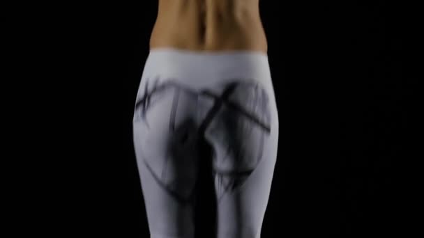 Κοντινό-up πίσω όψη Ladys σώμα άλμα. Αργή κίνηση — Αρχείο Βίντεο
