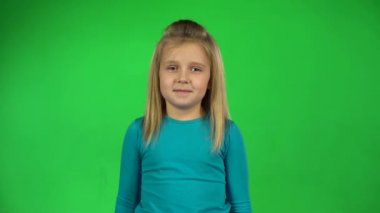 Portre küçük kadın yeşil arka plan üzerinde şaşırtıcı poz. 4k