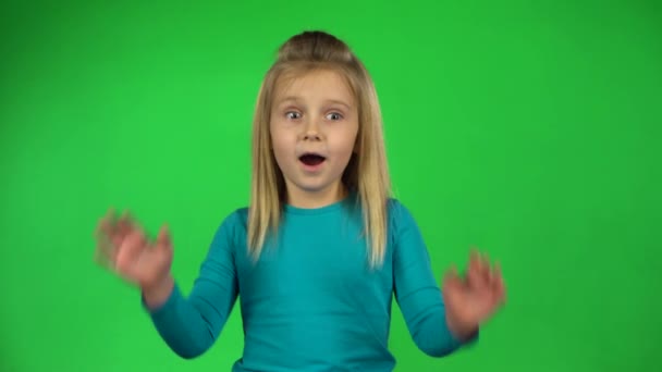 Lustige Kinderposen zeigen verängstigte Emotionen auf grünem Hintergrund. 4k — Stockvideo