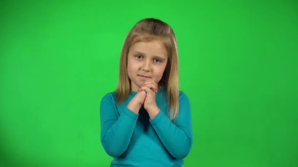 Kind posiert und zeigt Gefühl der Liebe auf grünem Hintergrund — Stockvideo