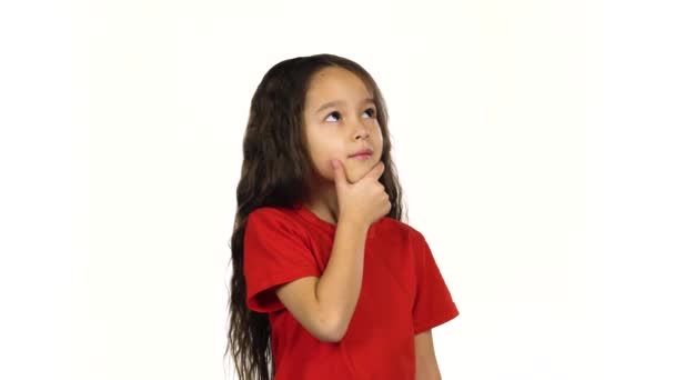 Portrait de petite fille heureuse posant et pensant à quelque chose sur fond blanc — Video