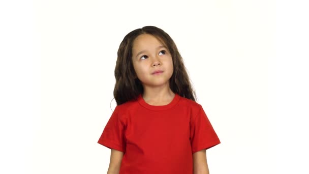 Счастливая маленькая женщина думает о чем-то и денайт на белом фоне — стоковое видео
