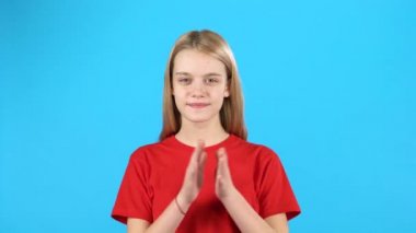 Mutlu kız elini çırpıyor ve el başparmak işareti gösterir
