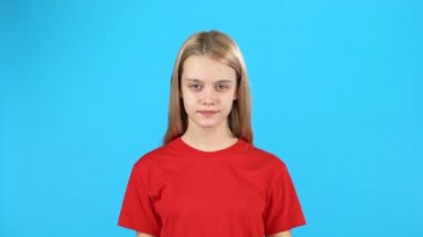 Sevimli sarışın çocuk elleri ile kalp şekli yapma ve sonra öpücük üfleme