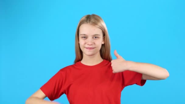 Κορίτσι δείχνει το χέρι το σημάδι της σούπερ τάξη όπως καλά — Αρχείο Βίντεο