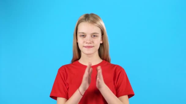 Chica feliz aplaude su mano y muestra la mano el signo de los pulgares hacia arriba — Vídeo de stock