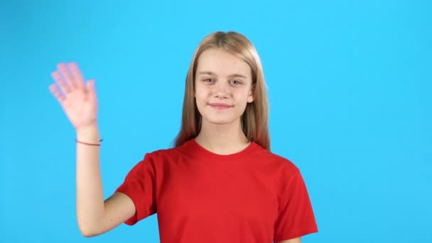 Menina acena sua mão seus amigos e chama-los — Vídeo de Stock
