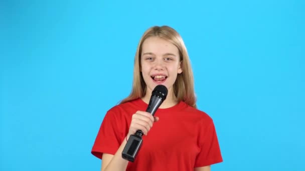 Menina bonita que sorrindo e cantando com microfone — Vídeo de Stock