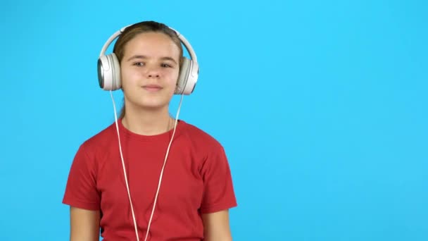Menina lindo ouvir música em fones de ouvido — Vídeo de Stock