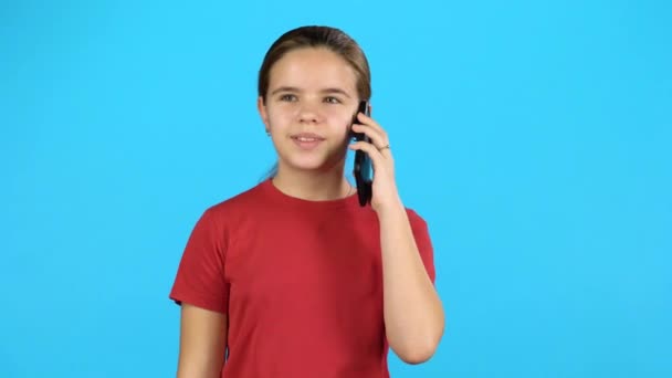 Menina no telefone celular falando — Vídeo de Stock