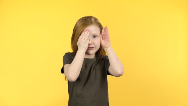 Leuk kind met rood haar plezier bedekt haar gezicht met de handen — Stockvideo