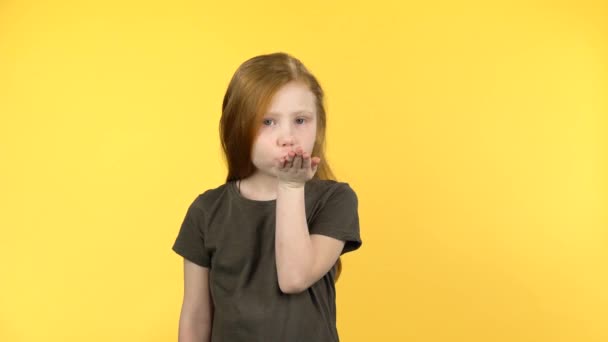 Menina posando e sopra beijo para alguém — Vídeo de Stock