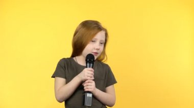 Sweety çocuk kadın gülümseyen ve mikrofon ile şarkı