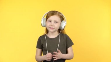 Bebek büyük beyaz kulaklıklar müzik dinleme, şarkı ve dans