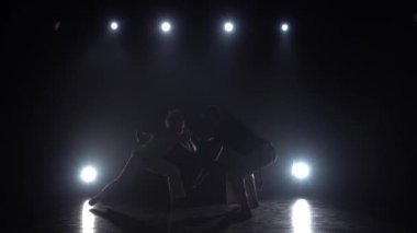 Çift stüdyoda spot karşı capoeira pratik vardır. Yavaş çekim.