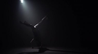 Stüdyoda spot karşı karanlıkta capoeira pratik yakışıklı adam.