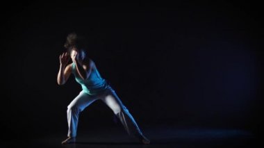 Kıvırcık bakire capoeira dövüş sanatı inanılmaz karmaşık performans. Yavaş çekim.