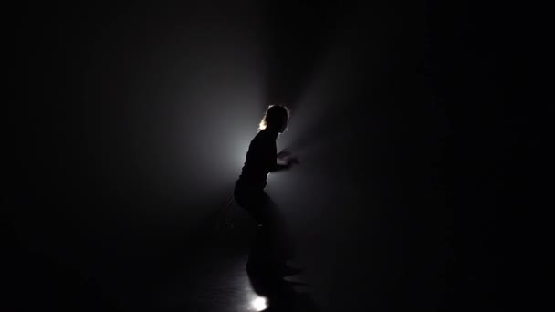 Ξανθιά γυναίκα εξάσκηση Καποέιρα στο σκοτάδι κατά της δημοσιότητας στο στούντιο. — Αρχείο Βίντεο