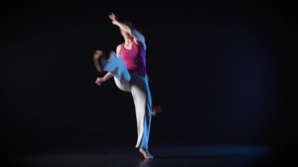 Maiden het uitvoeren van ongelooflijk complex van krijgskunst van capoeira. Slow Motion. — Stockvideo