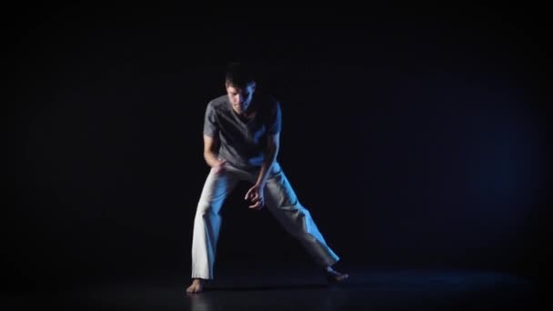 Brunette gars effectuer incroyablement complexe de l'art martial de la capoeira. Mouvement lent . — Video