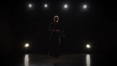 Eril Kendo savaşçı Katana kılıç ile dövüş sanatı pratik.