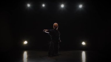 Eril Kendo savaşçı Katana kılıç ile dövüş sanatı pratik.