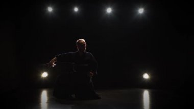 Kendo savaşçı Katana kılıç ile dövüş sanatı pratik.