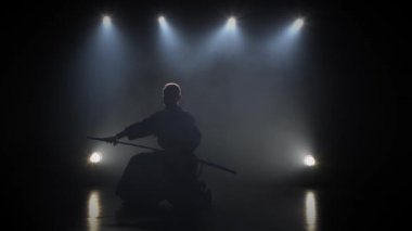 Güçlü Kendo gurusu Katana kılıç ile dövüş sanatı pratik.