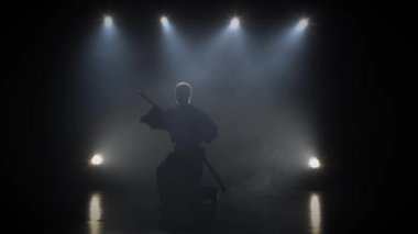 Kendo gurusu Katana kılıcı ile dövüş sanatı pratik.