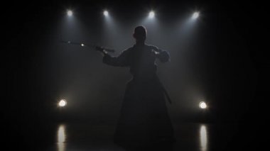 Kendo ustası Katana kılıcı ile dövüş sanatı pratik.