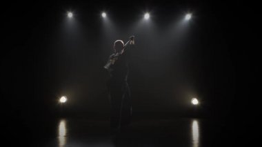 Güçlü Kendo savaşçı bambu bokken ile dövüş sanatı pratik.