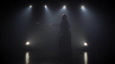 Kendo savaşçı bambu bokken ile dövüş sanatı pratik.