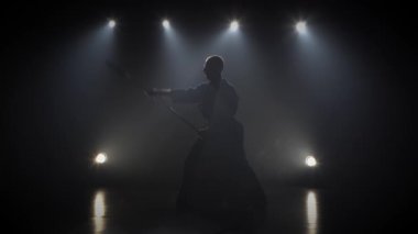 Eril Kendo eğitmen Katana kılıç ile dövüş sanatı pratik.