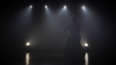 Kendo eğitmen Katana kılıç ile dövüş sanatı pratik.